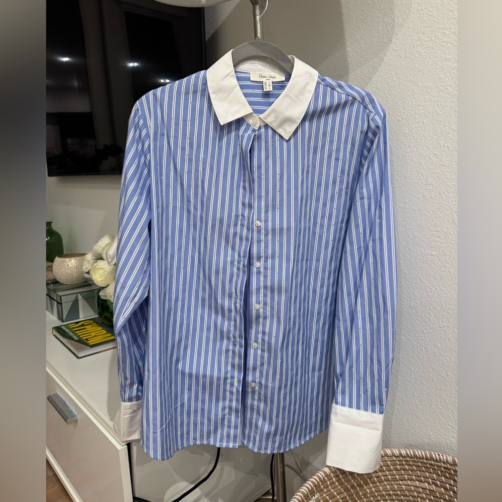 Contrast cuff blue and white button down with rhinestones